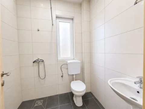 Manje kupatilo sa tuš kabinom, WC šoljom i umivaonikom. - image 13