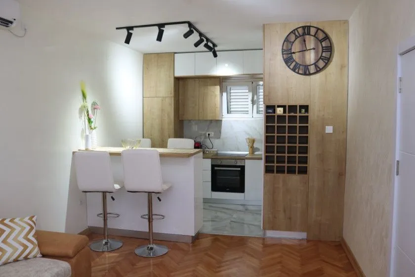 Izdavanje, kuća, 200m², Kuti, Herceg Novi