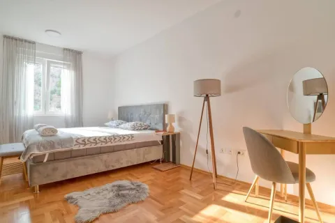 Svjetla spavaća soba sa bračnim krevetom i radnim stolom. - image 7