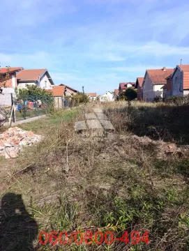 Pogled na neuređeno građevinsko zemljište sa okolnim kućama. - image 3