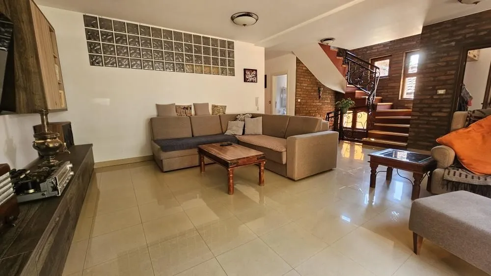Izdavanje, kuća, 180m², Kalenić Pijaca, Vračar Sve Podlokacije