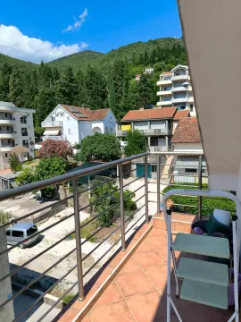 Pogled sa balkona na okolne kuće i zelenilo. - image 10