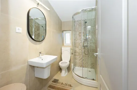 Manje kupatilo sa tuš kabinom, umivaonikom i WC šoljom. - image 5