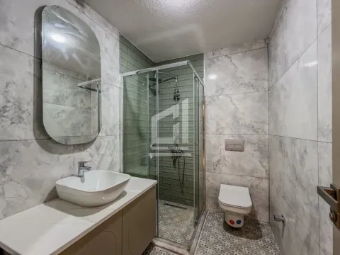 Savremeno opremljeno kupatilo sa tuš kabinom, umivaonikom i toaletom. - image 15
