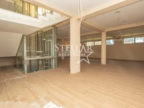 Izdavanje, poslovni prostor, 386m², Gornja Gorica, Podgorica - image 13