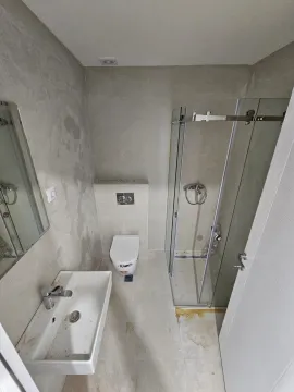 Moderno opremljeno kupatilo sa tuš kabinom. - image 8