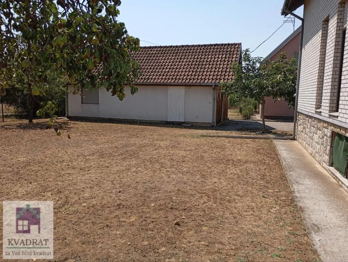 Pogled na dvorište i pomoćni objekat pored kuće.