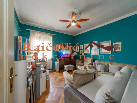 Sale, three bedroom apartment, 65m², Kalenić Pijaca, Vračar Sve Podlokacije - image 1