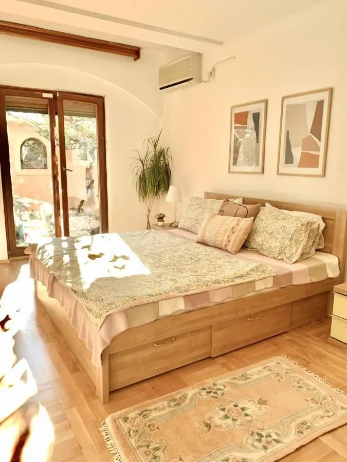 Izdavanje, kuća, 100m², Gorica C, Podgorica