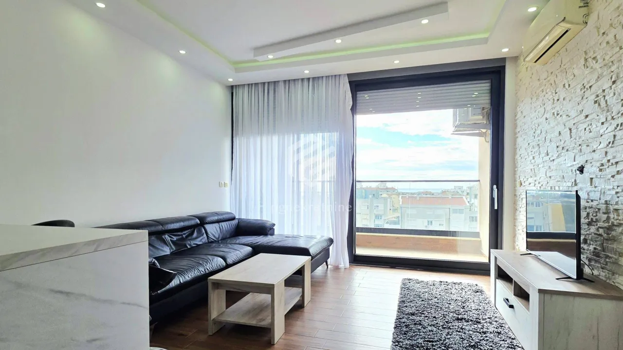 Izdavanje, dvosoban stan, 69m², Centar, Bar