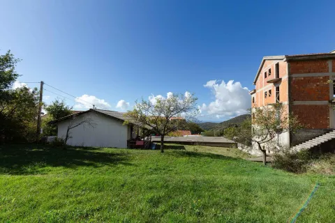 Pogled na dvorište i objekte na placu. - image 17