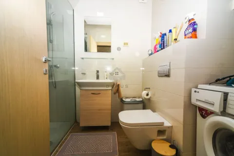 Kupatilo opremljeno tuš kabinom, umivaonikom, wc šoljom i veš mašinom. - image 18