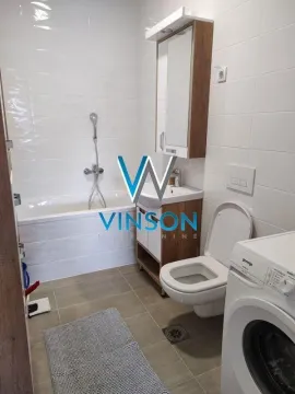 Kupatilo opremljeno kadom, umivaonikom, toaletom i veš mašinom. - image 10