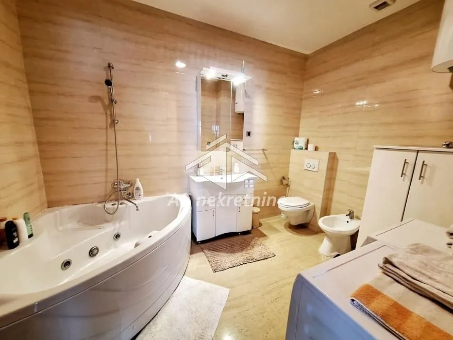 Izdavanje, četvorosoban stan, 135m², Savski Venac, Beograd