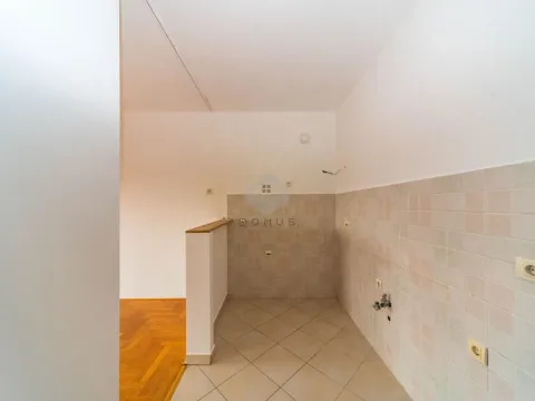 Sale, two bedroom apartment, 70m², Blok 9, Podgorica - image 4