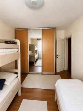 Spavaća soba sa krevetom na sprat i velikim ugradnim garderobe. - image 9