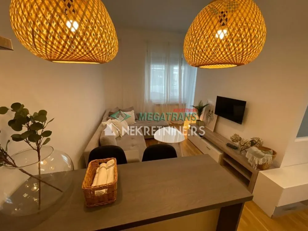 Izdavanje, dvosoban stan, 40m², Bulevar Oslobodjenja, Novi Sad Sve Podlokacije