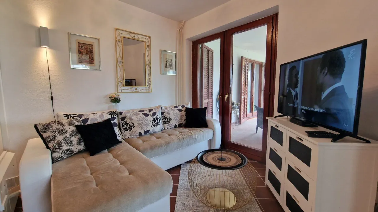 Izdavanje, dvosoban stan, 70m², Budva, Crna Gora