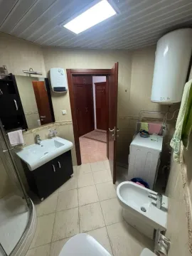 Potpuno opremljeno kupatilo sa umivaonikom, tuš kabinom, WC šoljom i veš mašinom. - image 10
