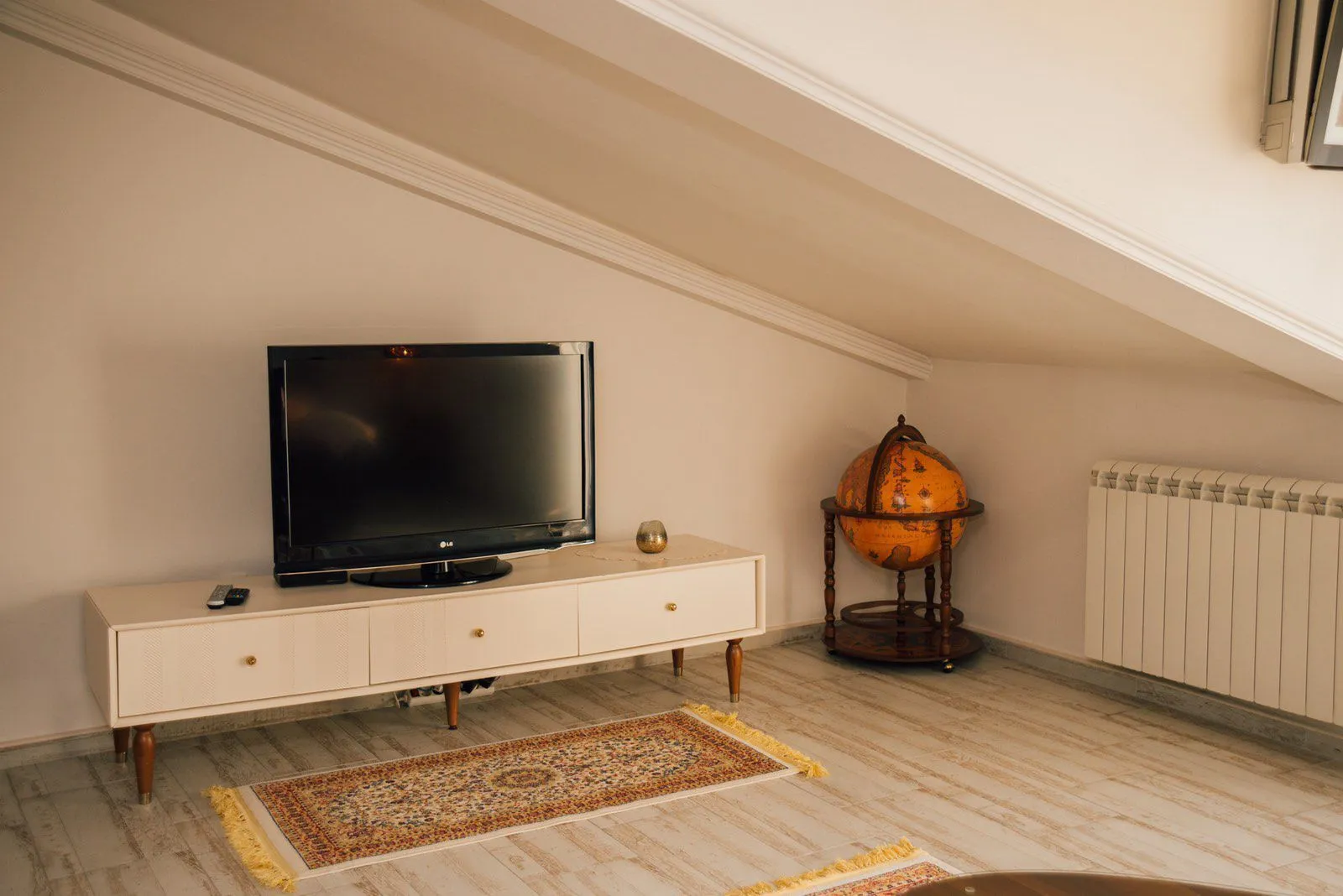 Izdavanje, dvosoban stan, 130m², Kotor, Crna Gora