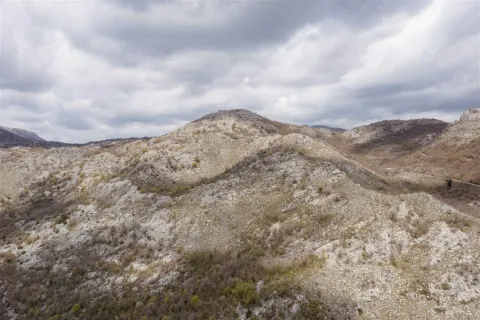 Pogled na krševiti planinski pejzaž pod oblačnim nebom. - image 9