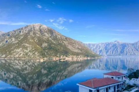 Prelijep pogled na zaliv i okolne planine sa terase. - image 3