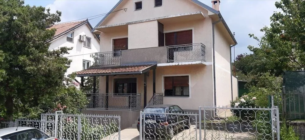 Prodaja, kuća, 200m², Sremčica, Beograd