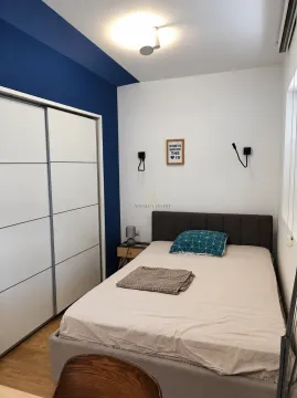 Manja spavaća soba sa bračnim krevetom, bijelim plakarom i plavim zidom. - image 5