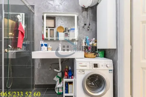Kupatilo sa umivaonikom, ogledalom i mašinom za veš. - image 15