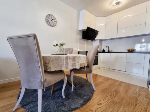 Moderna kuhinja sa trpezarijskim stolom i stolicama. - image 6
