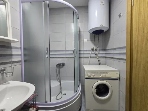 Manje kupatilo sa tuš kabinom, umivaonikom, bojlerom i veš mašinom. - image 8