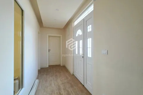Izdavanje, trosoban stan, 120m², Konik, Podgorica - image 10