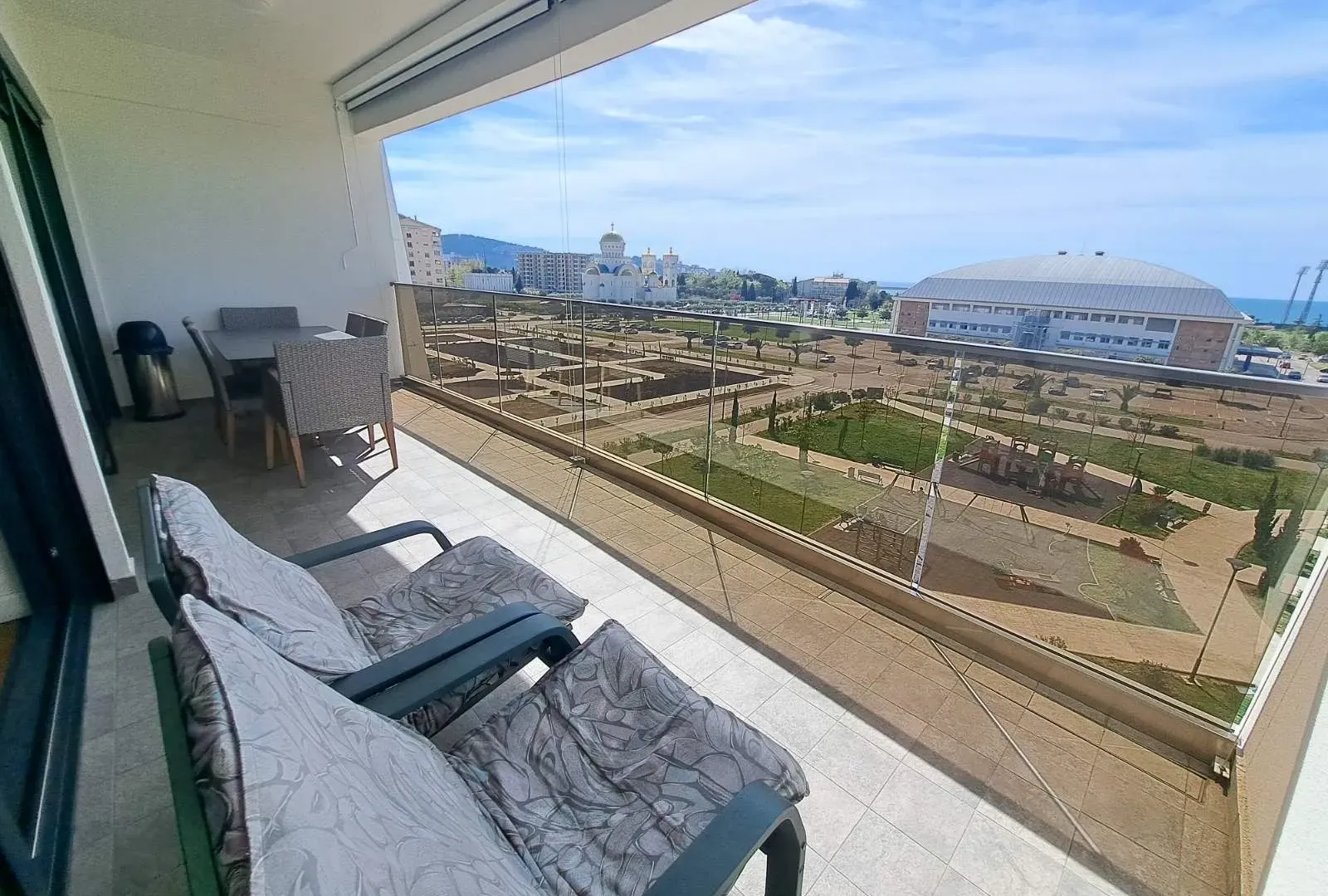 Izdavanje, jednosoban stan, 62m², Soho City, Bar
