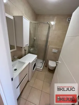 Kupatilo sa tuš kabinom, umivaonikom, veš mašinom i toaletom. - image 9