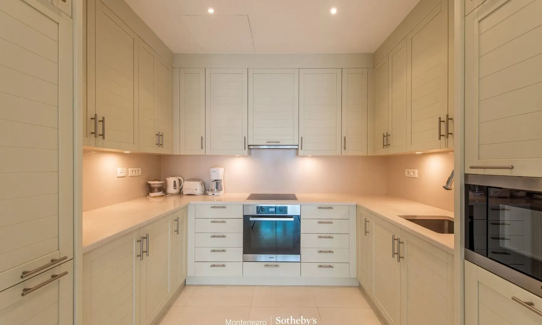 Izdavanje, dvosoban stan, 148m², Porto Montenegro, Tivat