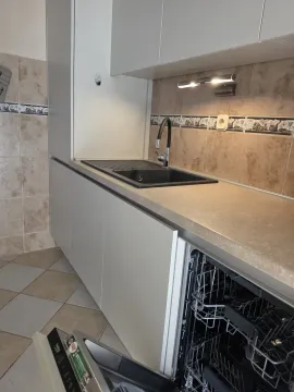 Moderna kuhinja sa sudoperom i otvorenom mašinom za sudove. - image 17