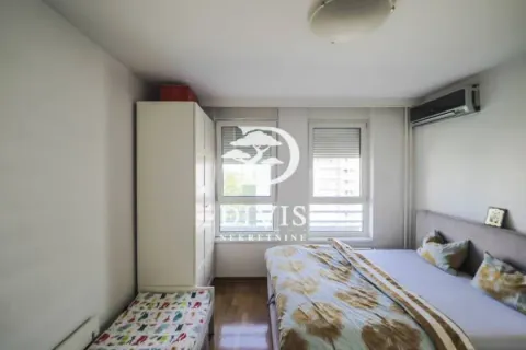 Nameštena spavaća soba sa bračnim krevetom, garderoberom i dva prozora. - image 12