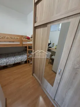 Dečja soba sa krevetom na sprat i drvenim ormarom sa ogledalom. - image 6