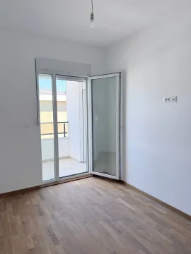 Prazna soba sa parketom i izlazom na terasu. - image 10