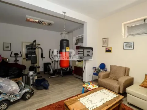 Izdavanje, kuća, 500m², Veliki Mokri Lug, Zvezdara Sve Podlokacije - image 7