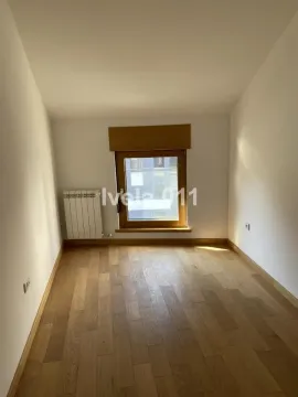 Prazna soba sa drvenim podom i prozorom. - image 4