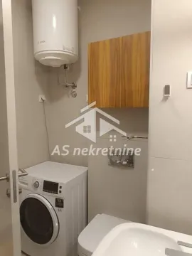 Manje kupatilo sa veš mašinom, bojlerom i sanitarijama. - image 18