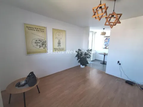 Dnevni boravak sa drvenim podom, slikama na zidu i visećim lusterima. - image 5