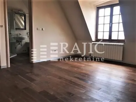 Prazna soba u potkrovlju sa drvenim podom i pogledom na kupatilo. - image 9