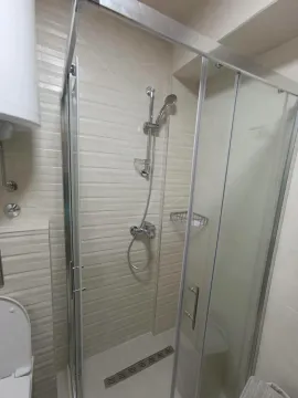 Moderno opremljeno kupatilo sa tuš kabinom. - image 2