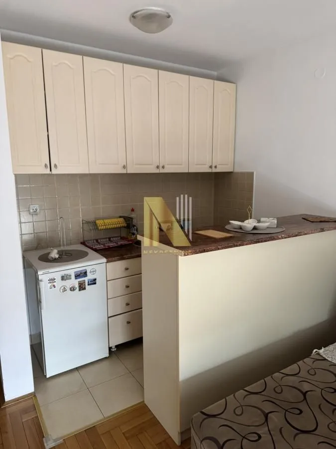Izdavanje, garsonjera, 24m², Novi Sad, Srbija
