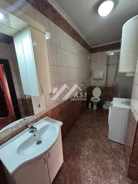Kupatilo opremljeno umivaonikom, WC šoljom, tuš kabinom i veš mašinom. - image 5