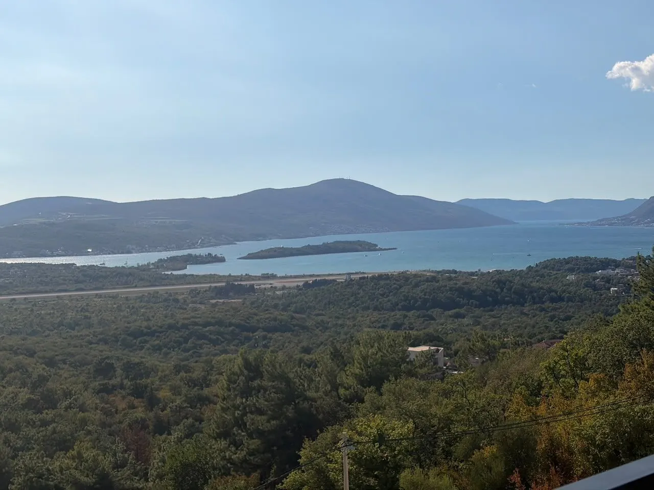Pogled na zaliv i planine iz nekretnine.