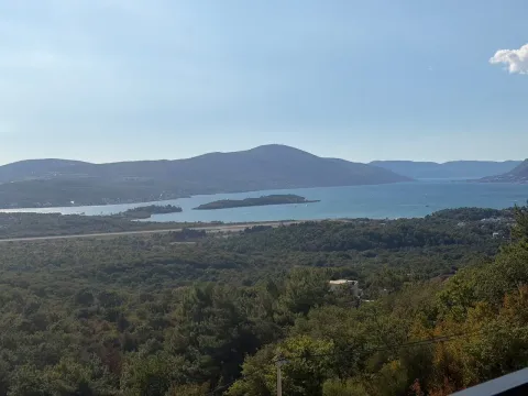 Pogled na zaliv i planine iz nekretnine. - image 15