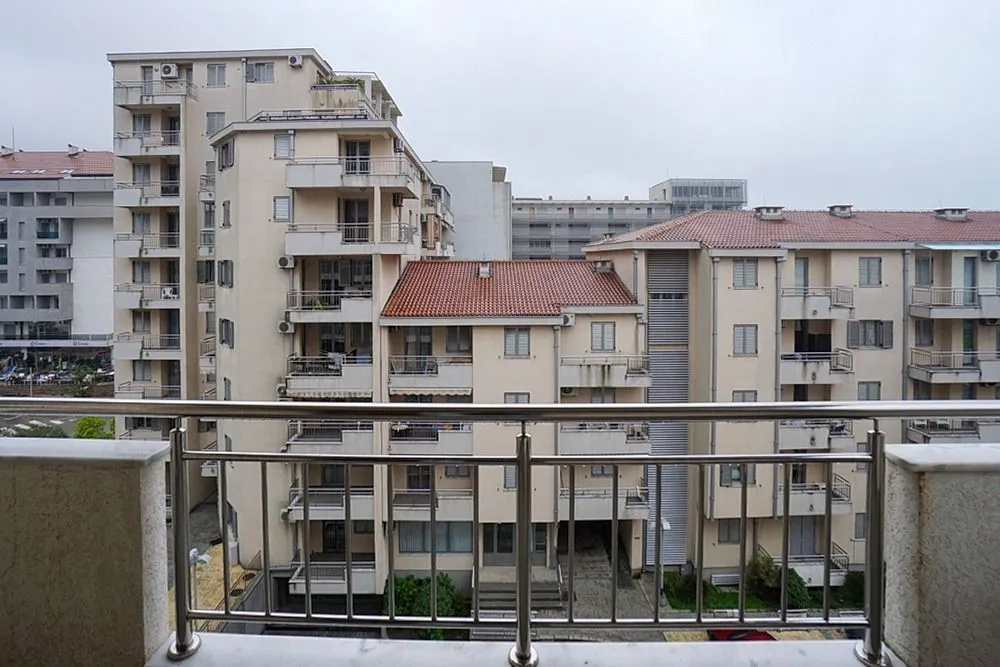 Pogled sa terase na okolne stambene zgrade.